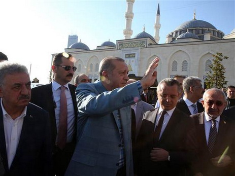 Эрдоган потерял сознание во время утренней молитвы в мечети - ВИДЕО