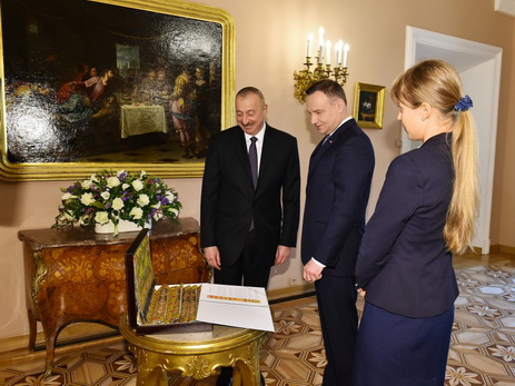 Состоялось взаимное вручение подарков президентами Азербайджана и Польши - ФОТО