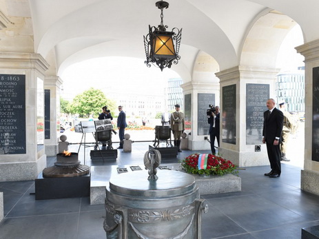 Президент Ильхам Алиев посетил памятник Неизвестному солдату в Варшаве - ФОТО