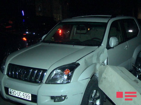 В Баку пьяный водитель помял 7 соседских машин - ФОТО