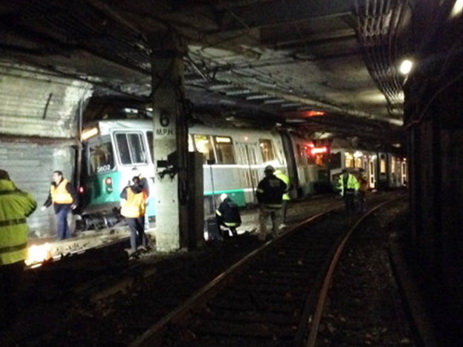 В Нью-Йорке в метро два вагона поезда сошли с рельсов