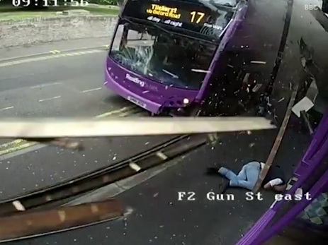 Британец, которого сбил автобус, поднялся на ноги и пошел в паб - ВИДЕО