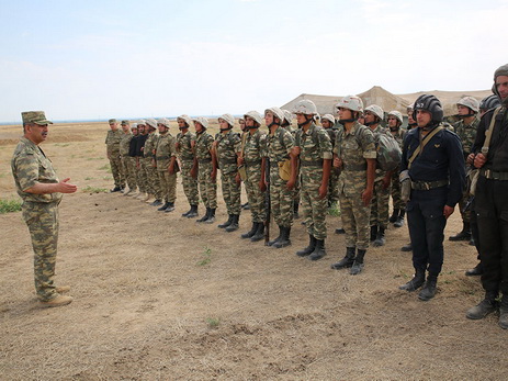 Министр обороны проверил уровень боеготовности соединений и воинских частей, дислоцированных на линии фронта - ФОТО