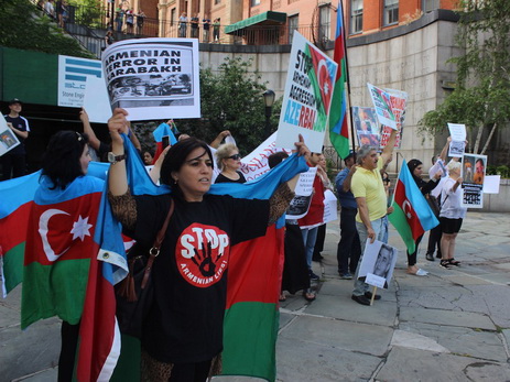 Азербайджанцы провели акцию протеста перед ООН в связи с убийством ВС Армении маленькой Захры – ФОТО