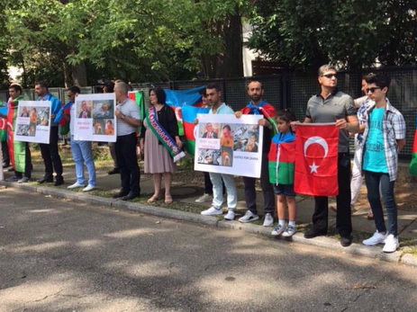 Азербайджанцы провели акцию протеста перед посольством Армении в Германии - ФОТО
