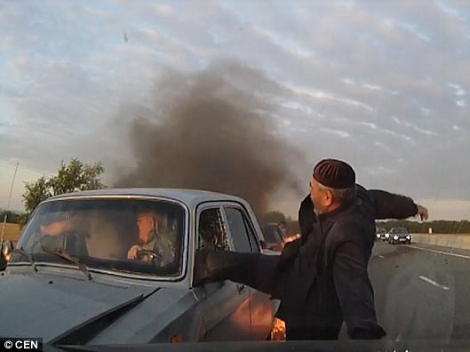 На трассе Баку-Ростов пожилой человек, ногой выбив стекло, спас людей из горящего автомобиля - ФОТО – ВИДЕО - ОБНОВЛЕНО