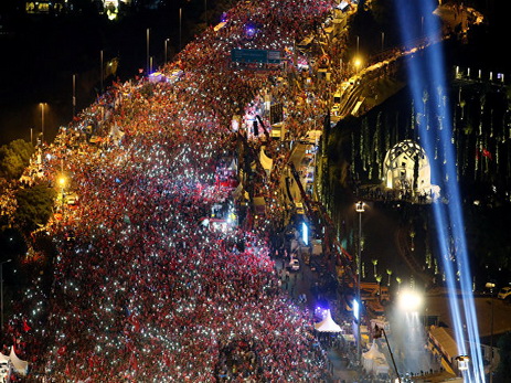 В Турции в годовщину попытки госпереворота проходят массовые шествия - ФОТО - ВИДЕО