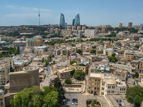 Баку – одно из популярных направлений отдыха для российских туристов в августе