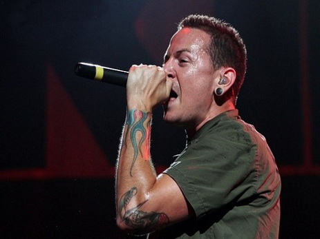 СМИ: Честер Беннингтон из Linkin Park совершил самоубийство - ВИДЕО