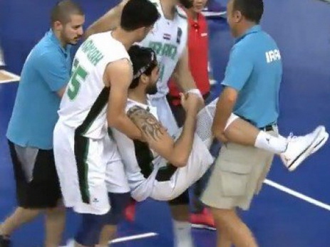 Игрок сборной Ирака сломал ногу, поддавшись на финт соперника - ВИДЕО