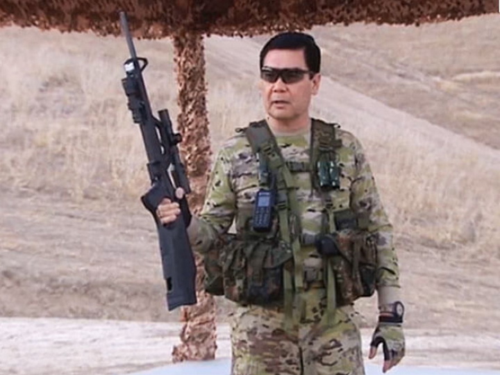 Президент Туркменистана продемонстрировал навыки стрельбы и метания ножей – ВИДЕО