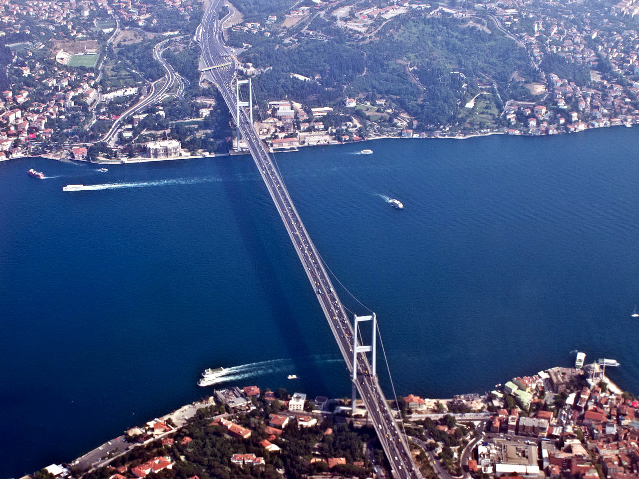 Власти Турции временно приостановили судоходство в проливе Босфор