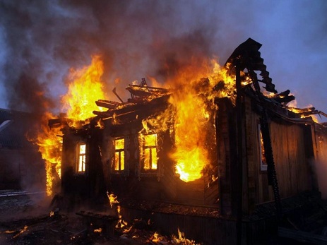 Pirallahıda 4 otaqlı ev yanaraq kül oldu
