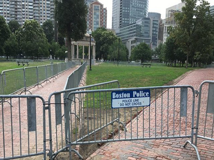 В Бостоне участников акции за свободу слова вывели из кольца антифашистов