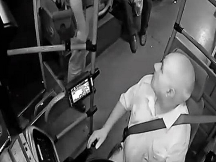 Установлена личность человека, угрожавшего пистолетом водителю автобуса в Баку - ВИДЕО