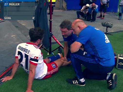 Футболист «Гамбурга» получил серьезную травму по время празднования забитого гола - ВИДЕО