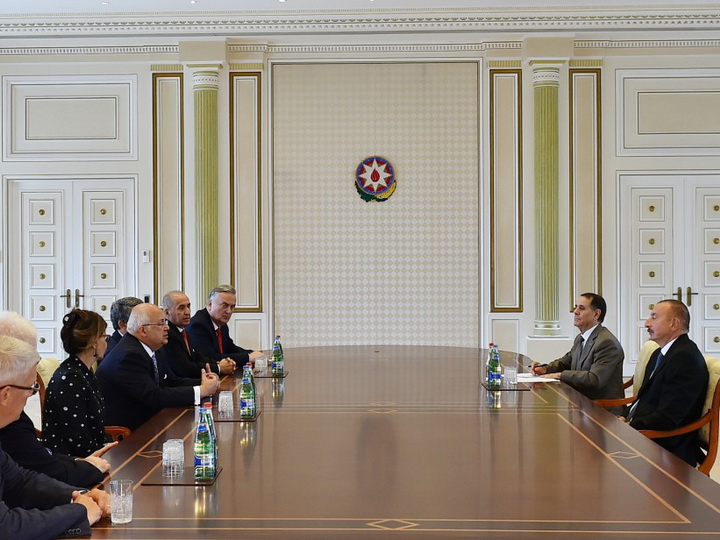 Ильхам Алиев принял экс-глав государств и правительств, участвующих в Глобальном форуме молодых лидеров - ФОТО