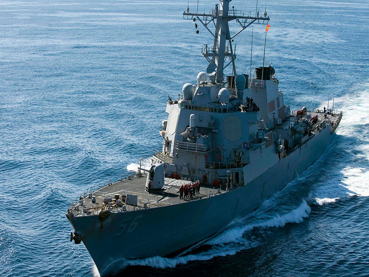После столкновения эсминца США с торговым судном пропали 10 моряков