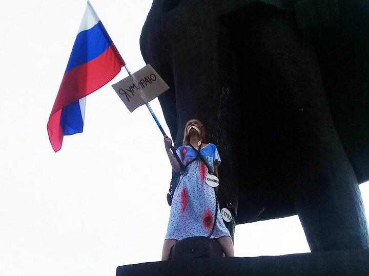 Девушка с российским флагом приковала себя к памятнику Ленину в центре Новосибирска - ФОТО