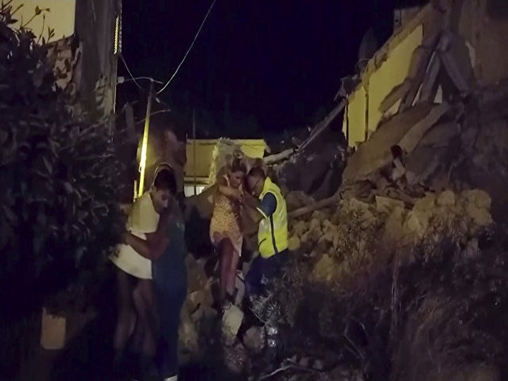 На острове Искья трех детей спасли из-под обломков разрушенного дома