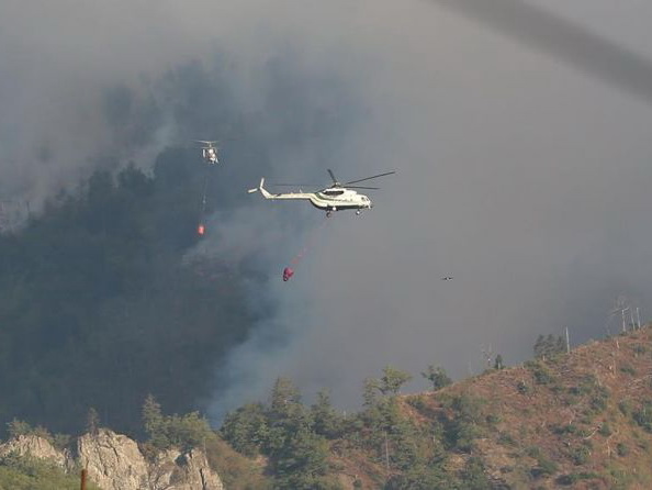 Вертолет МЧС Азербайджана тушит лесные пожары в Грузии – ФОТО