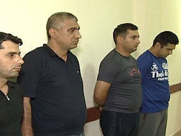 В Баку задержаны лжеполицейские, грабившие людей - ФОТО