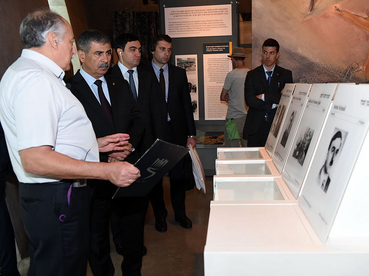 Министр обороны Азербайджана посетил музей Холокоста – ФОТО