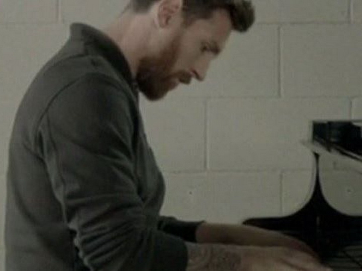 Месси сыграл на рояле гимн Лиги Чемпионов - ВИДЕО