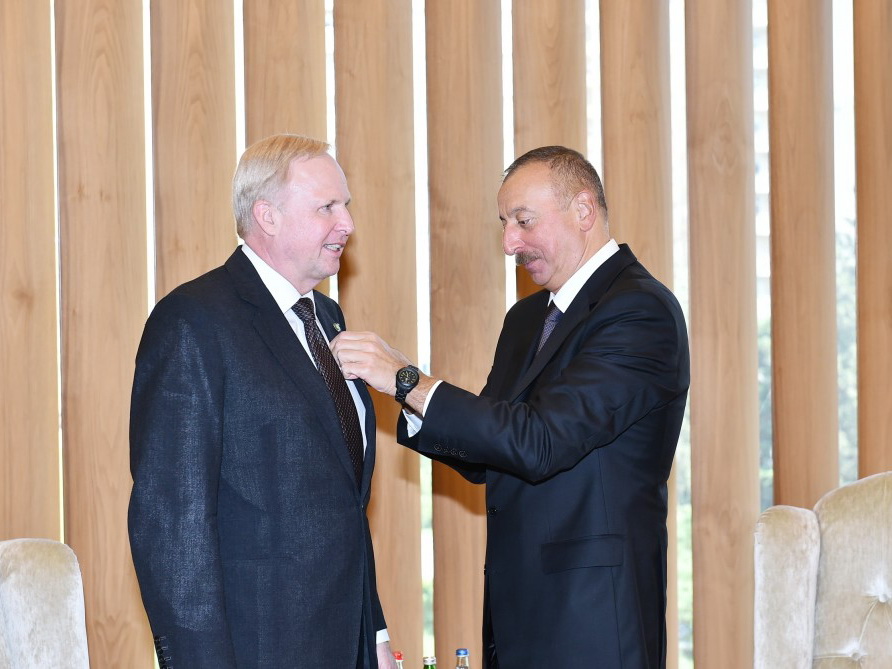Президент Ильхам Алиев вручил Роберту Дадли орден «Достлуг» - ФОТО