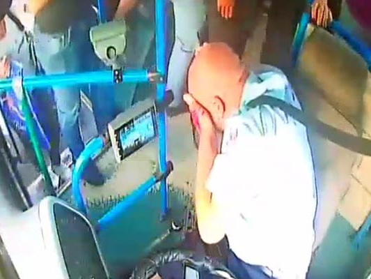 Распространены новые видеокадры избиения водителя автобуса в Баку – ВИДЕО - ОБНОВЛЕНО