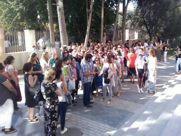 Родители бакинского школьно-лицейного комплекса встали на защиту  директора – ФОТО