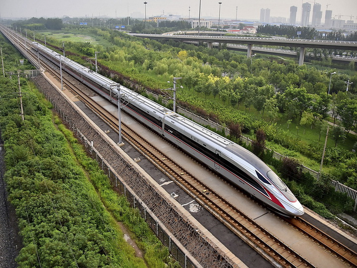 Между Пекином и Шанхаем запустили поезда, перевозящие пассажиров со скоростью до 350 км/ч
