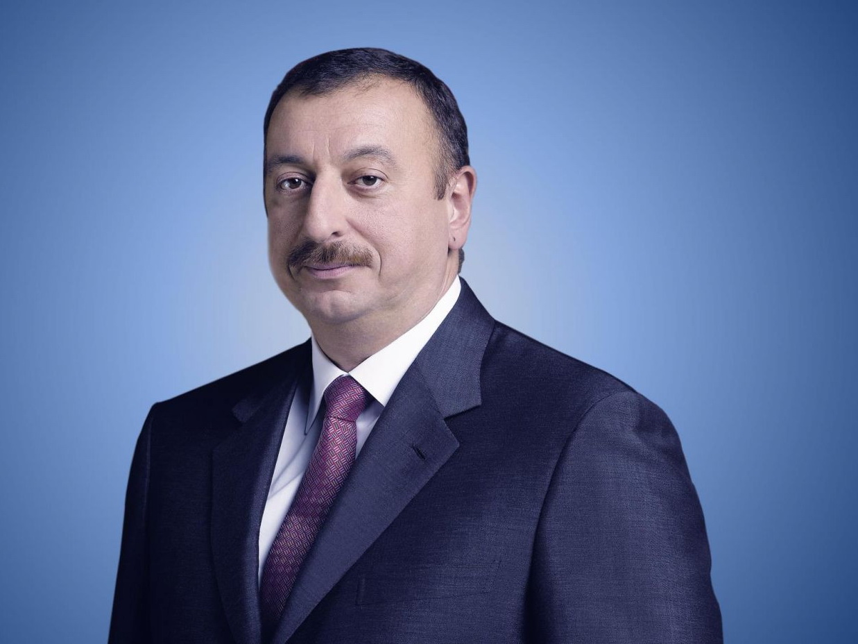 Президент Ильхам Алиев поздравил короля Бахрейна