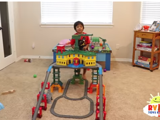 6-летний мальчик заработал $11 млн делая обзоры игрушек на You Tube 6-летний мальчик заработал $11 млн делая обзоры игрушек на You Tube