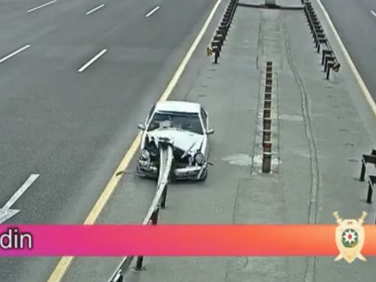 «Нанизало на отбойник; выбежал на дорогу»: Жуткие аварии в Баку – ВИДЕО