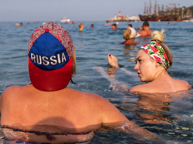 Опрос: 23% российских туристов проведут отпуск в Азербайджане и Армении