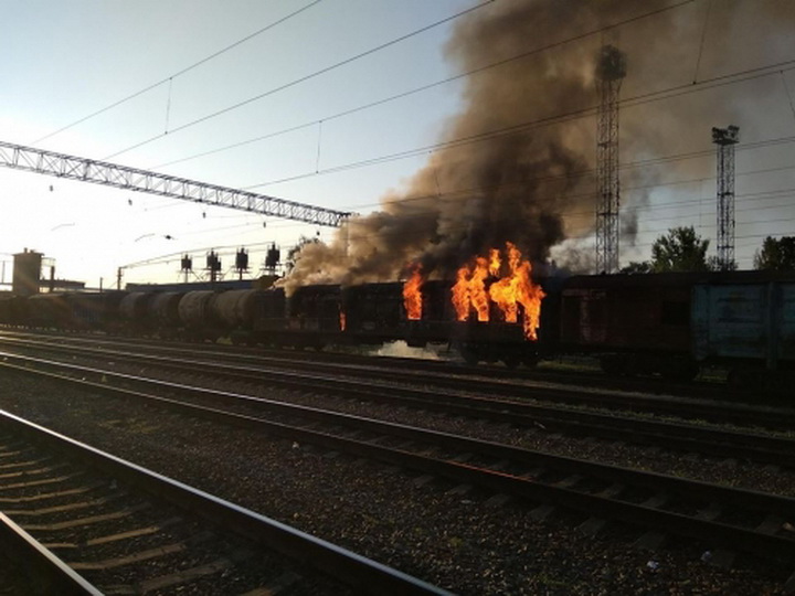 В Баку загорелся железнодорожный вагон
