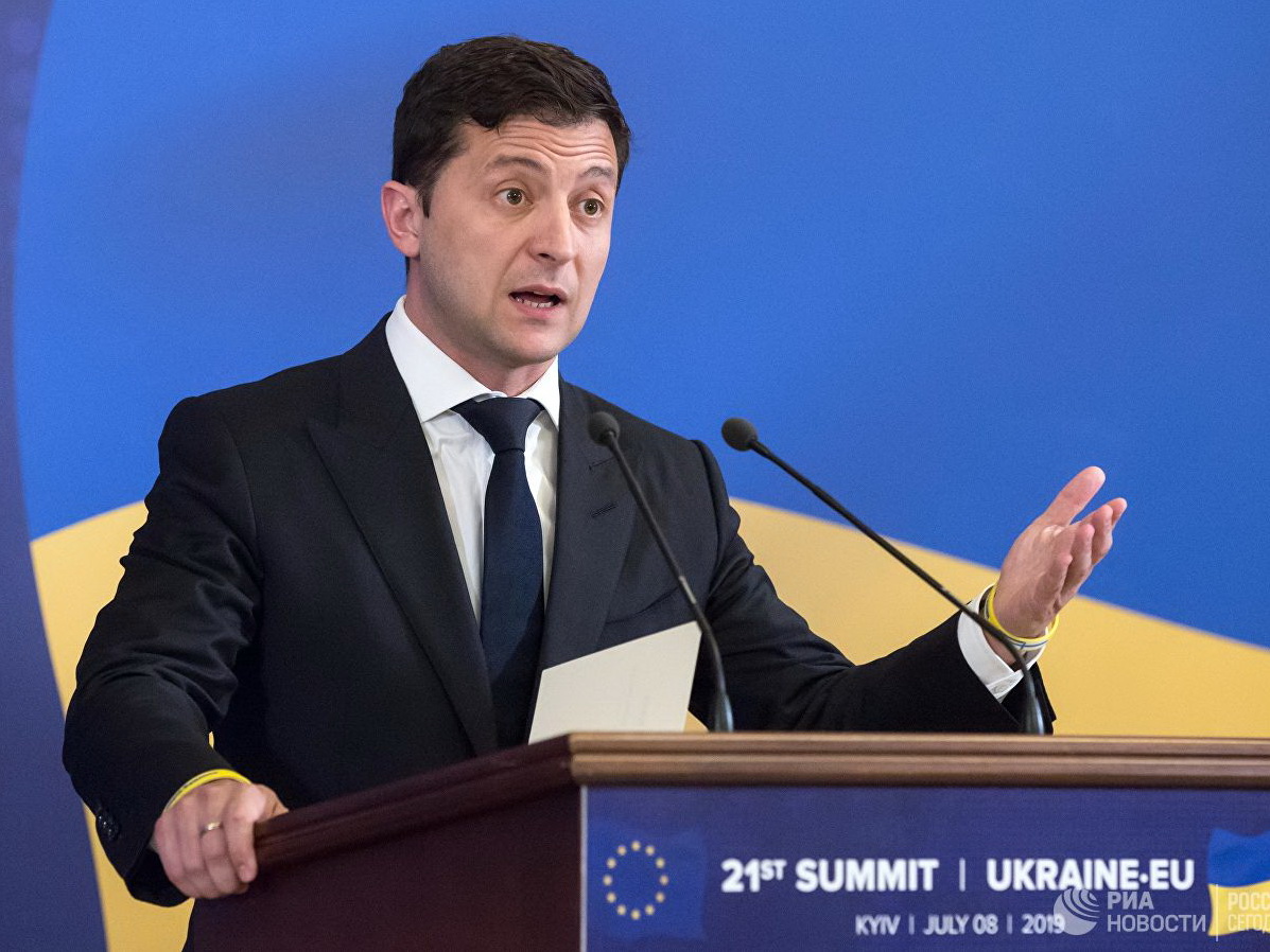 Зеленский назвал первый шаг для возобновления диалога с Россией