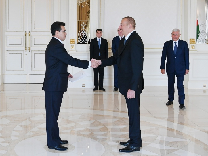 Президент Ильхам Алиев принял верительные грамоты новоназначенного посла Колумбии в Азербайджане