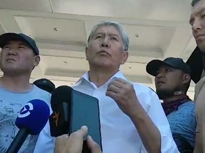 Бишкекский горсуд оставил Атамбаева под стражей