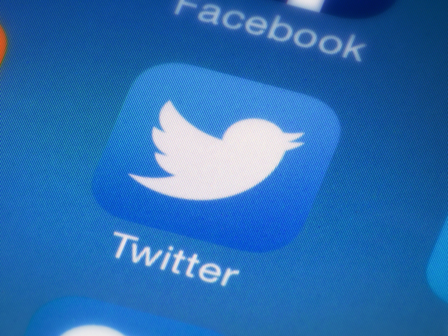Twitter запретит рекламу государственных СМИ
