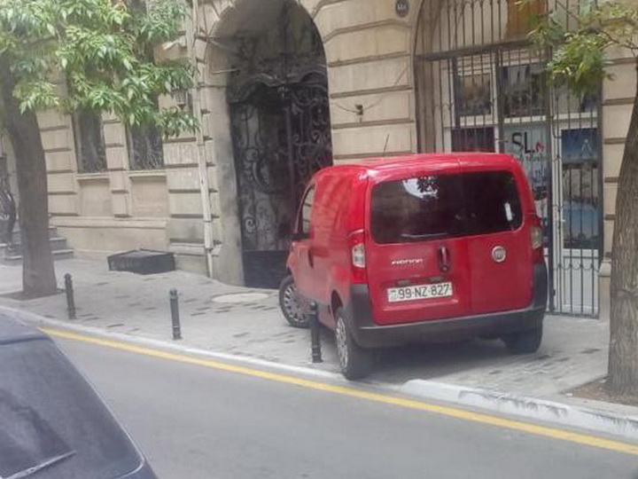 Столбики в центре Баку тоже не спасают тротуары от наглых водителей - ФОТОФАКТ