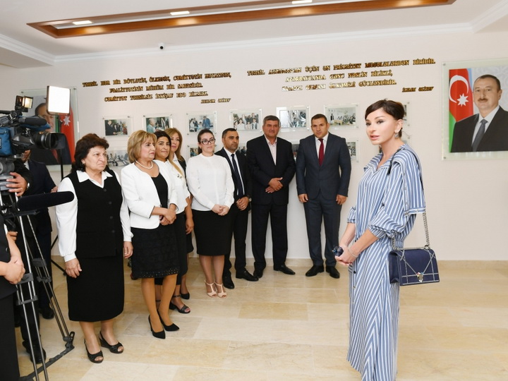 Мехрибан Алиева ознакомилась с созданными после реконструкции условиями в школе номер 113 в Кюрдаханы - ФОТО