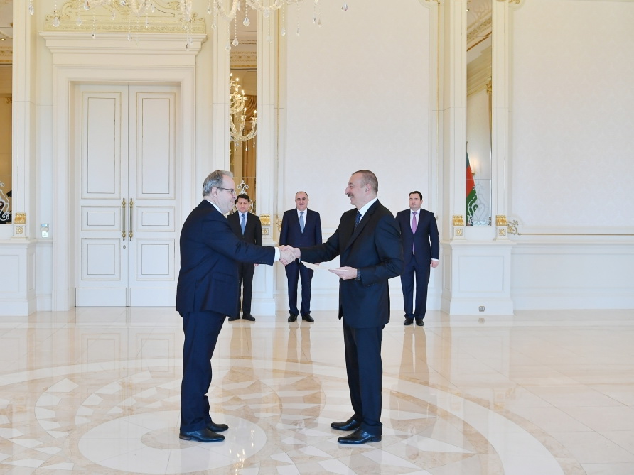 Президент Ильхам Алиев принял верительные грамоты новоназначенного посла Латвии в Азербайджане - ФОТО
