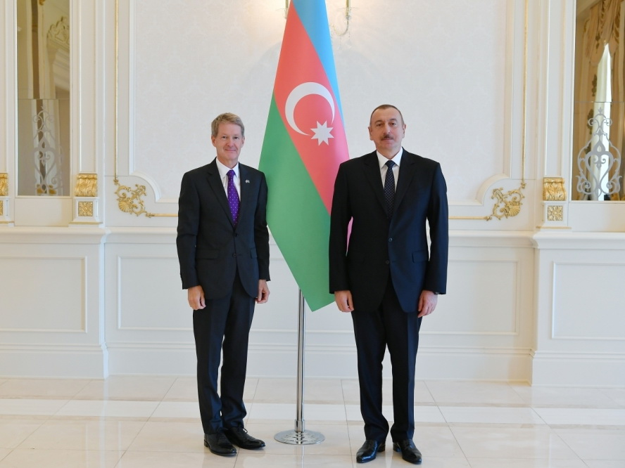 Президент Ильхам Алиев принял верительные грамоты новоназначенного посла Великобритании в Азербайджане - ФОТО
