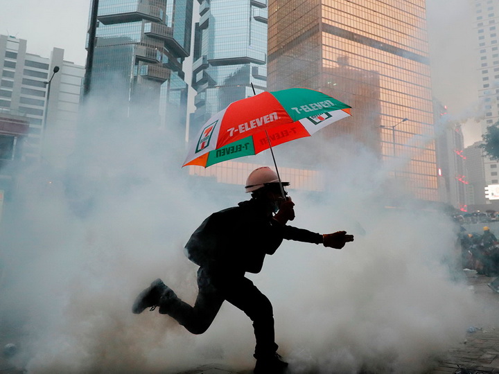 Полиция применила слезоточивый газ и водяные пушки против протестующих в Гонконге
