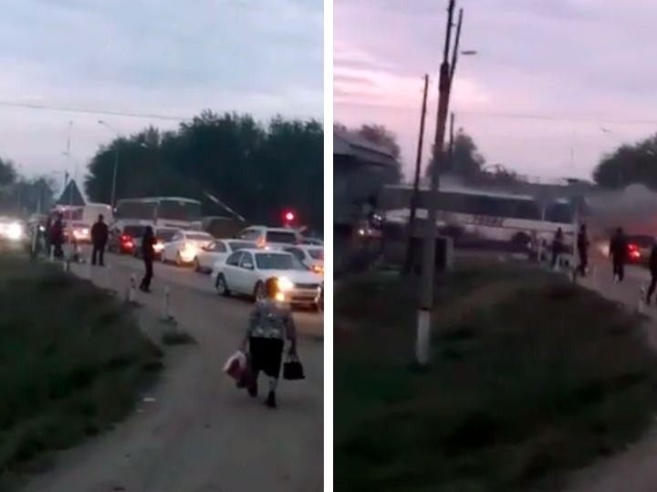 Поезд протаранил автобус с пассажирами, застрявший в пробке на переезде - ВИДЕО