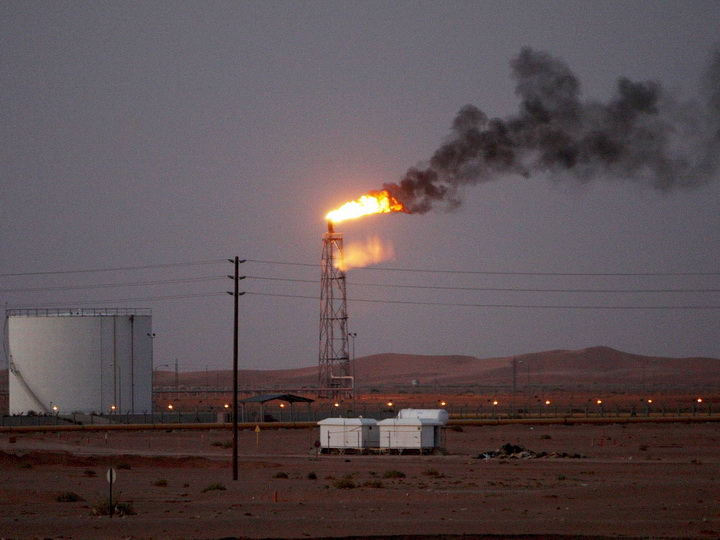 Эр-Рияд признал, что в результате атак на нефтяные объекты добыча нефти сократилась на 50%