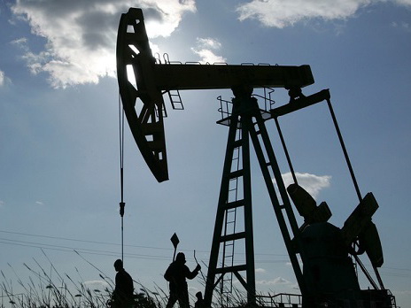Нефть дешевеет после удорожания на 15%