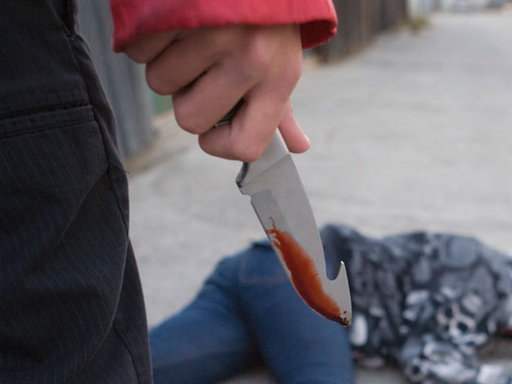 В Баку 13-летний подросток зарезал мужчину, написавшего сообщение его матери